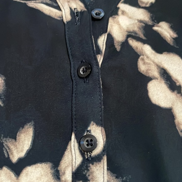 Vera Wang Simply Vera Women’s Top in Awesome Shape - Picture 5 of 5